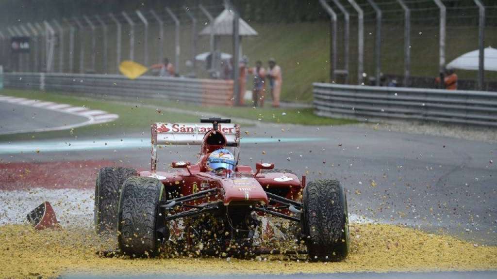In Malesia, crolla la Ferrari, fuori con Alonso al 1° giro e Massa solo 5°. Vince Vettel che non rispetta gli ordini di Scuderia e fa infuriare Webber