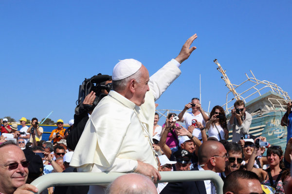 PAPA FRANCESCO – Nel giorno della visita a Lampedusa, il Papa auspica una soluzione per le morti in mare