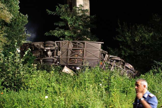 BREAKING NEWS – Tragedia in Irpinia. Un pullman precipita da un viadotto, 38 i morti