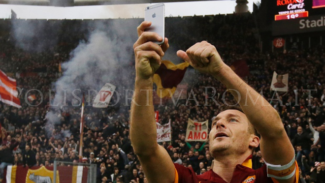 AS Roma Serie A – Derby nel segno di Totti. Roma-Lazio 2-2, doppietta in rimonta e selfie del Capitano
